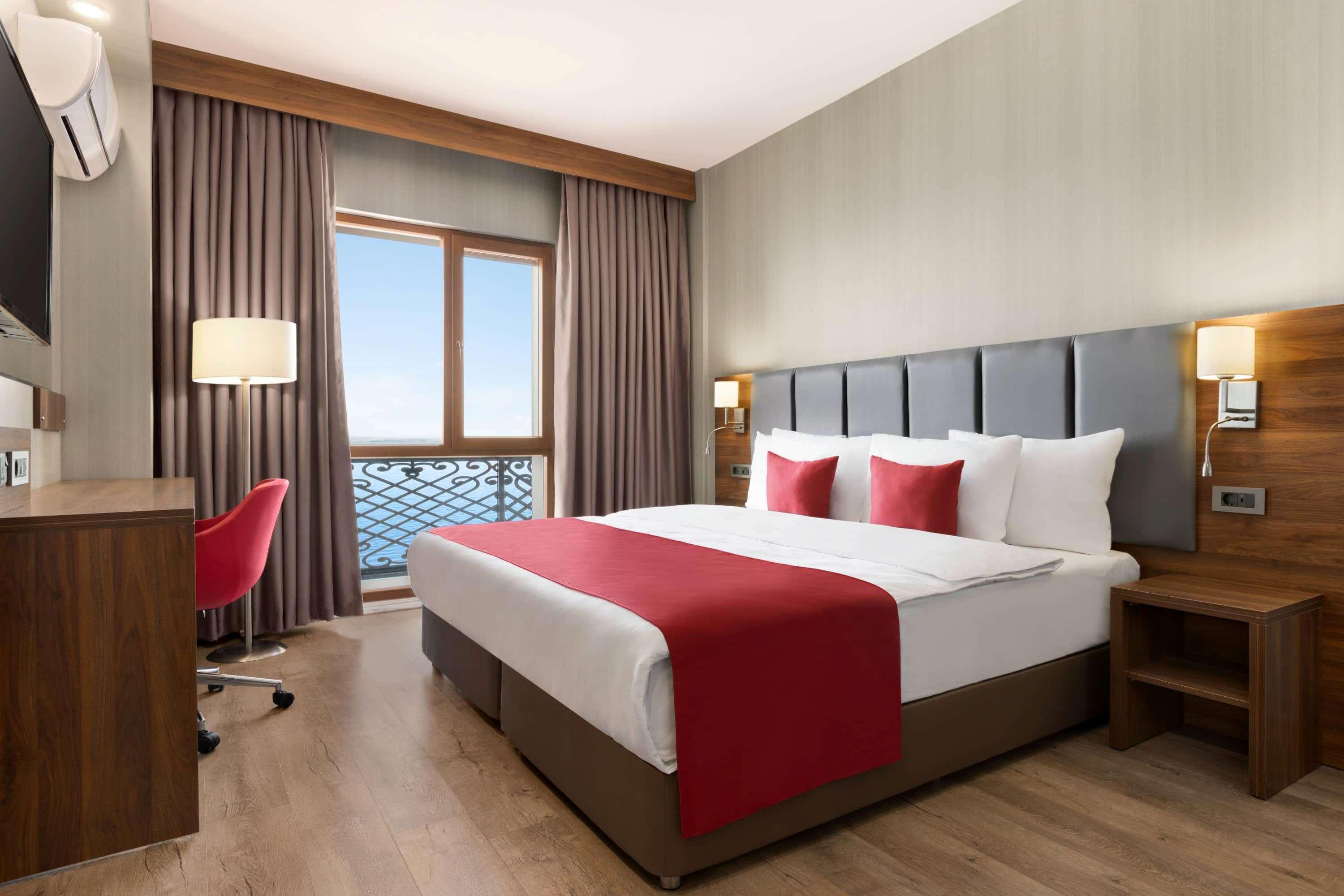 Ramada By Wyndham Van Exteriör bild