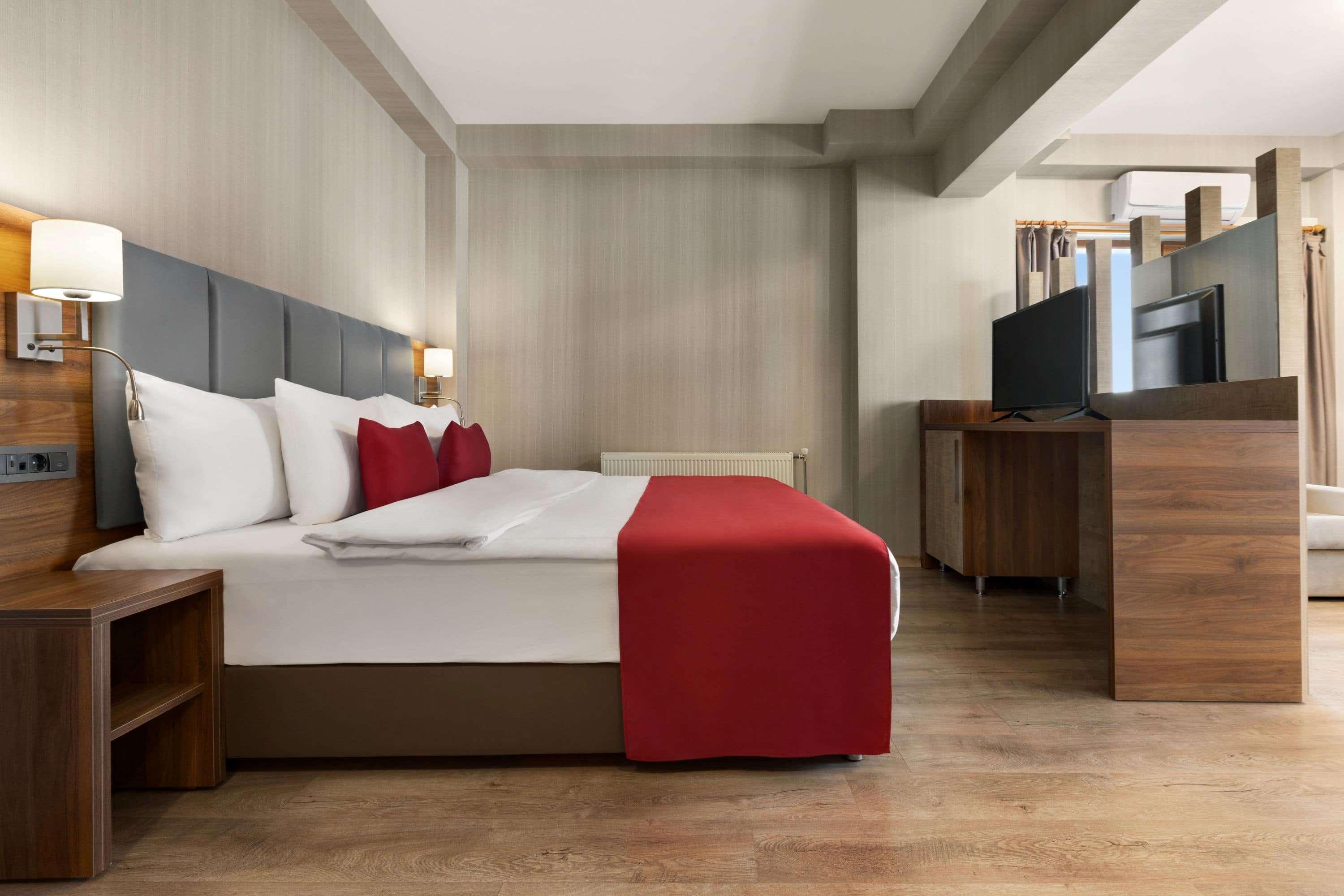Ramada By Wyndham Van Exteriör bild