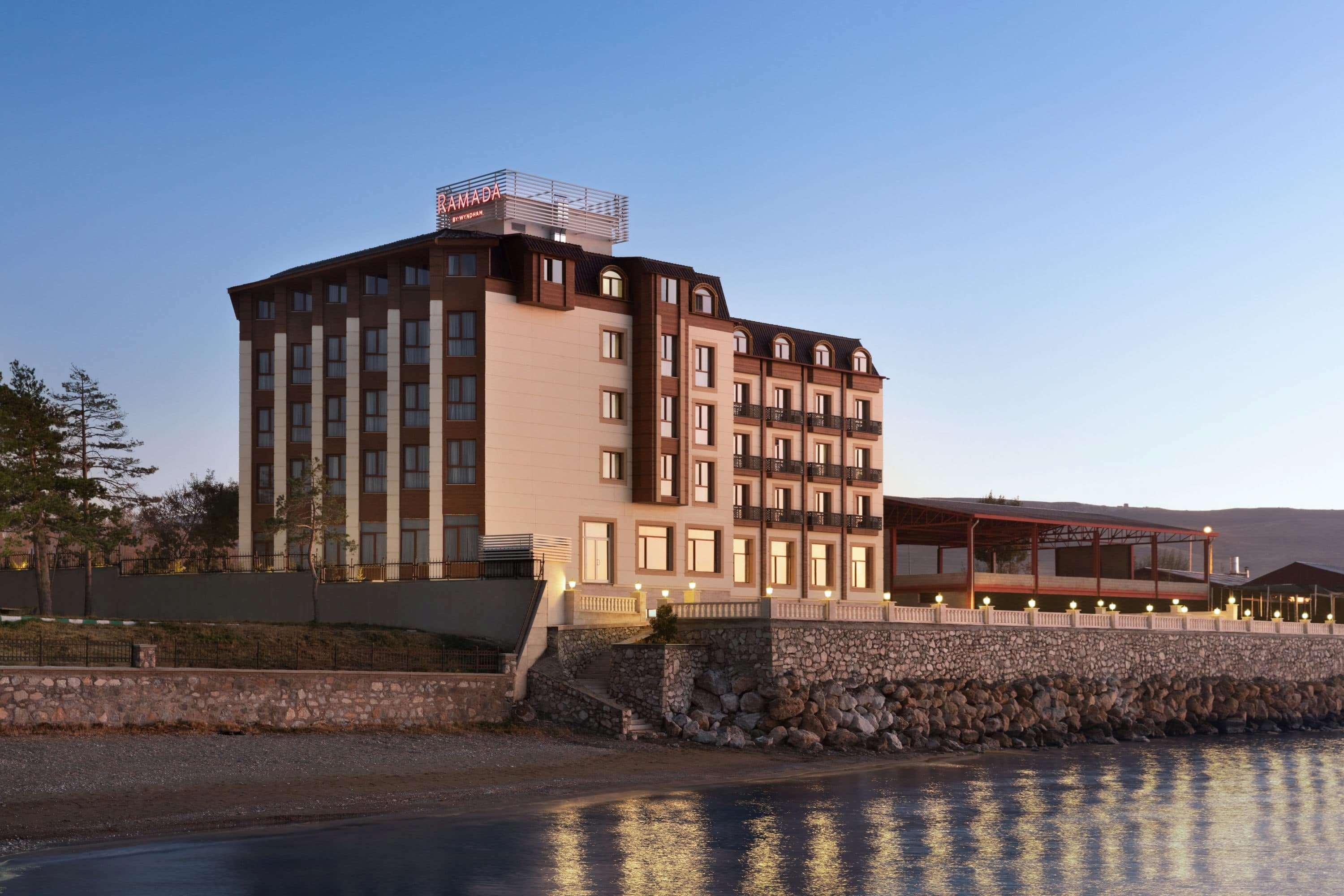 Ramada By Wyndham Van Exteriör bild