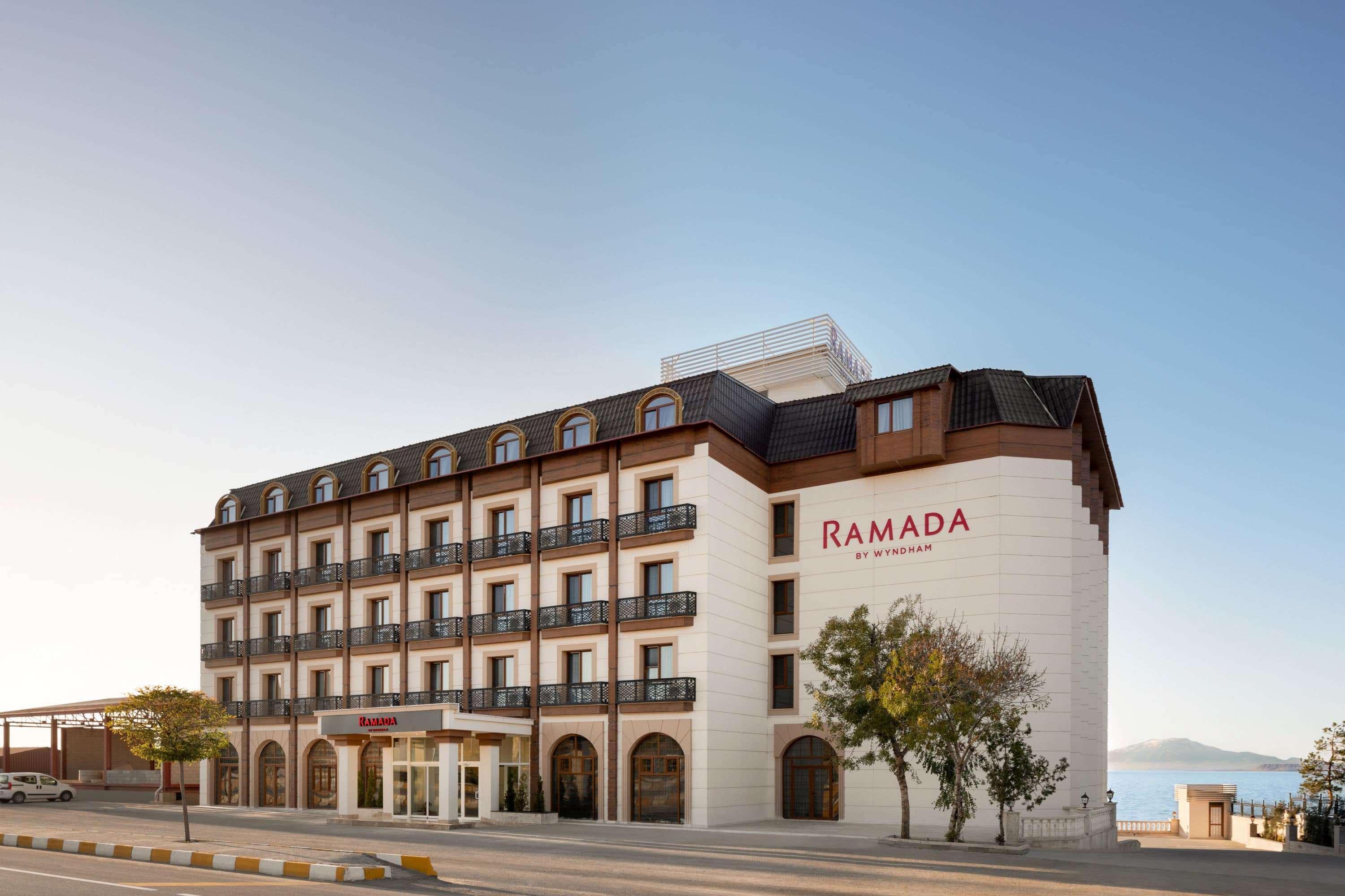 Ramada By Wyndham Van Exteriör bild