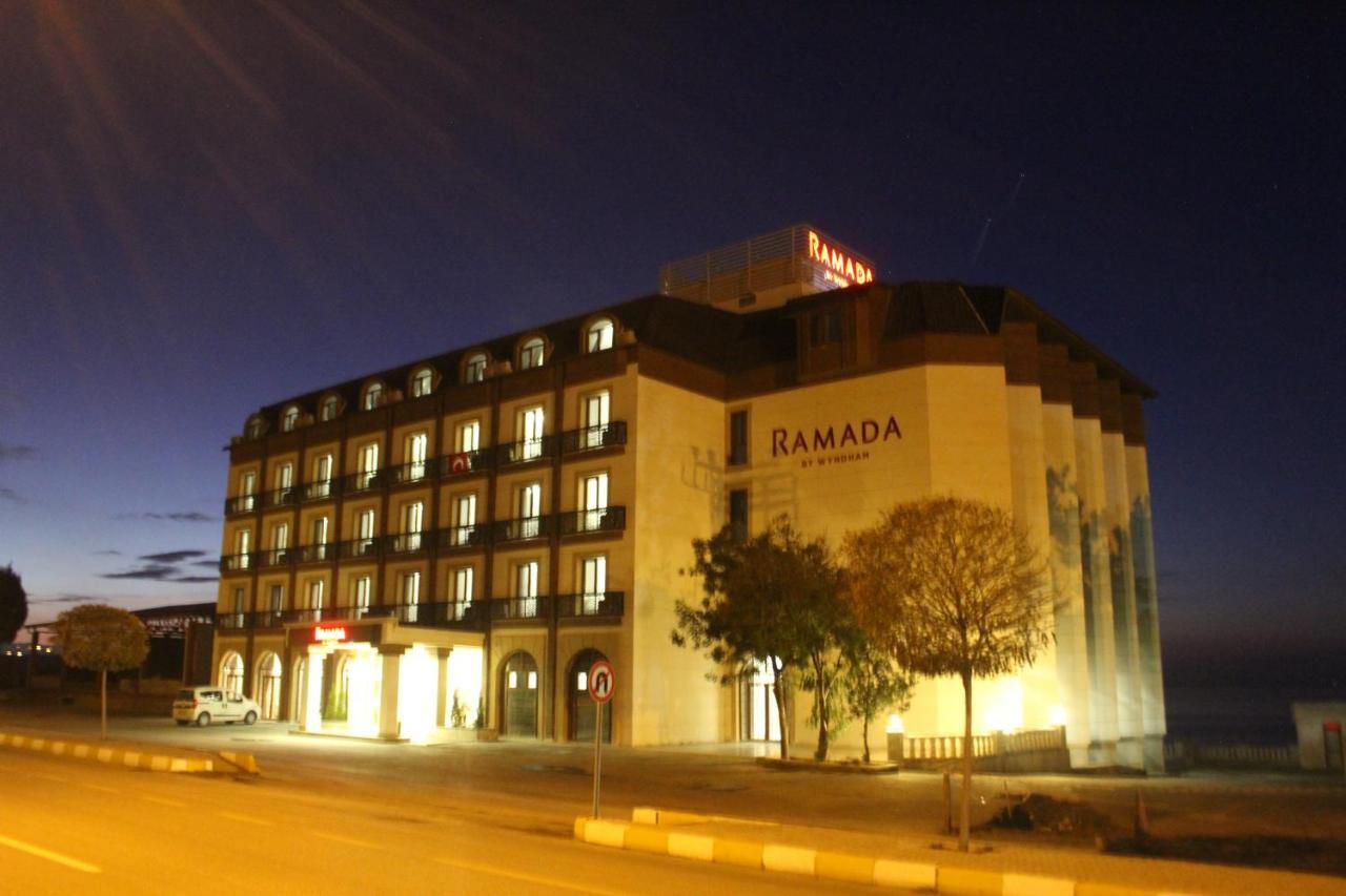 Ramada By Wyndham Van Exteriör bild