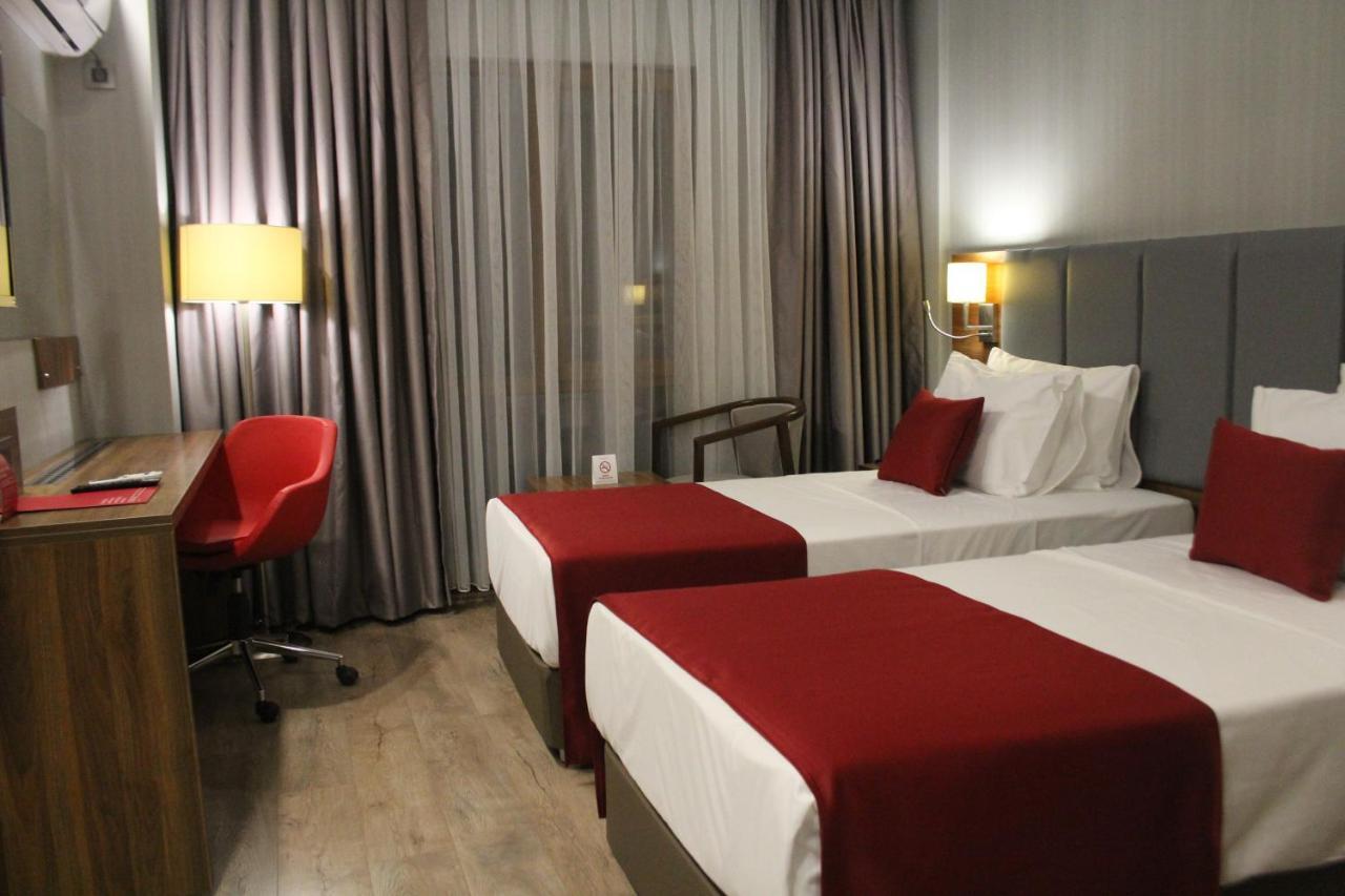 Ramada By Wyndham Van Exteriör bild